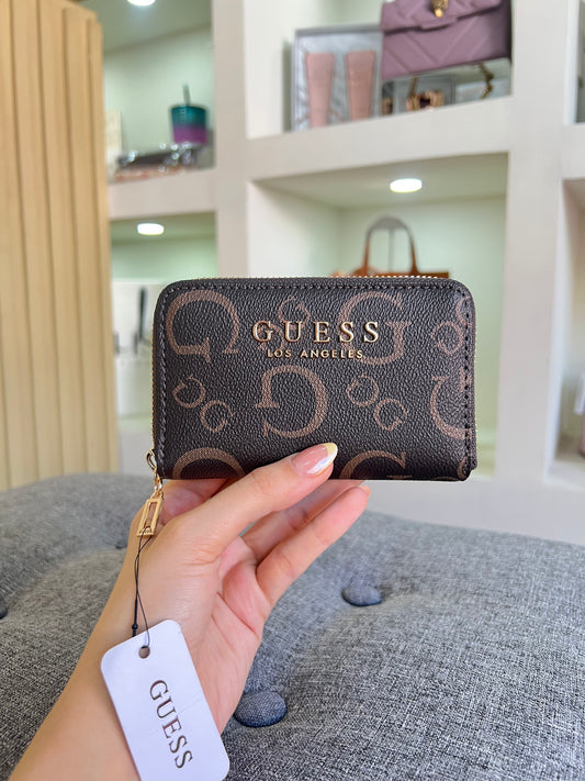 Cartera Guess chica cafe estampada