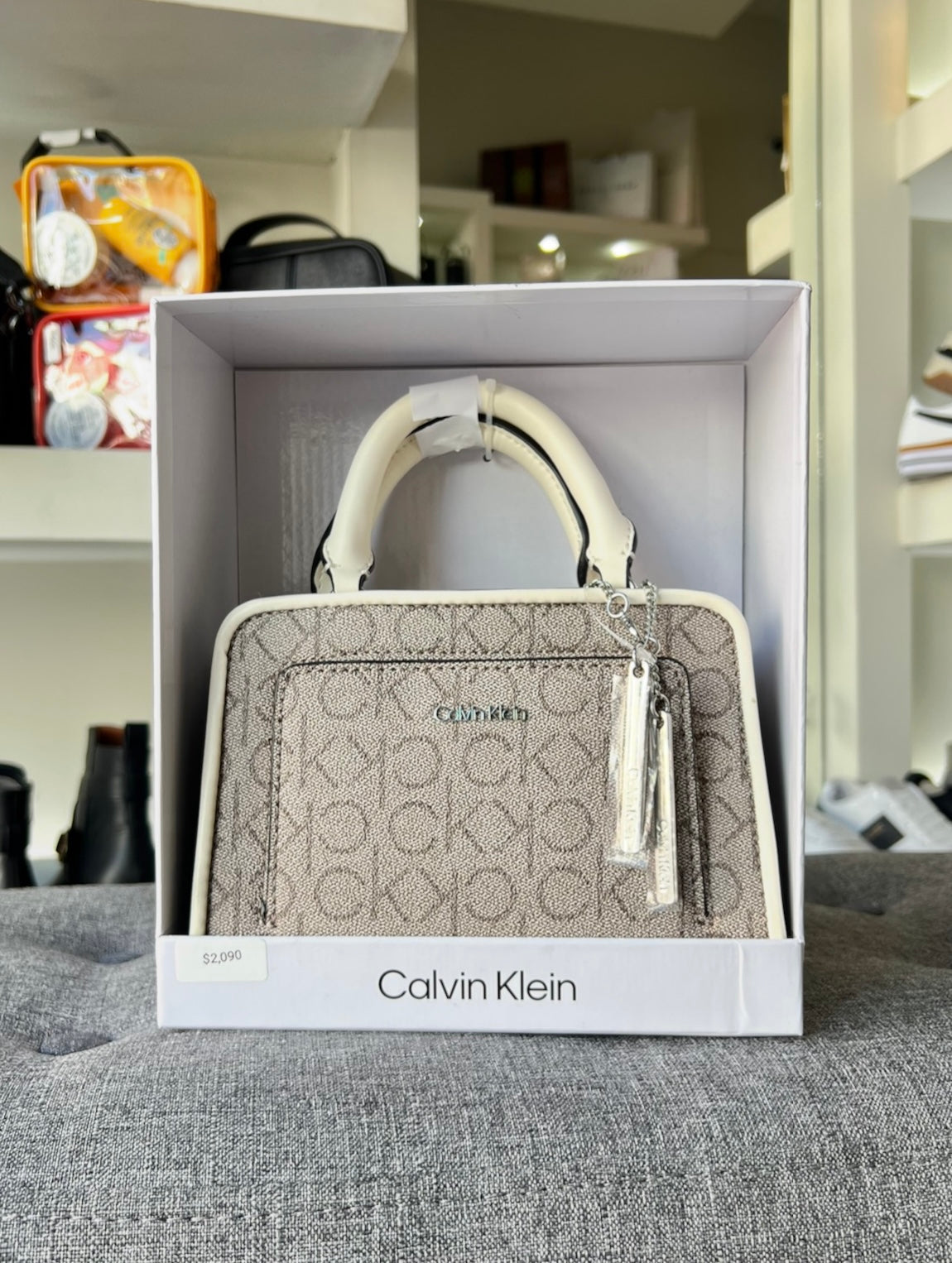 Bolsa Calvin Klein beige estampada