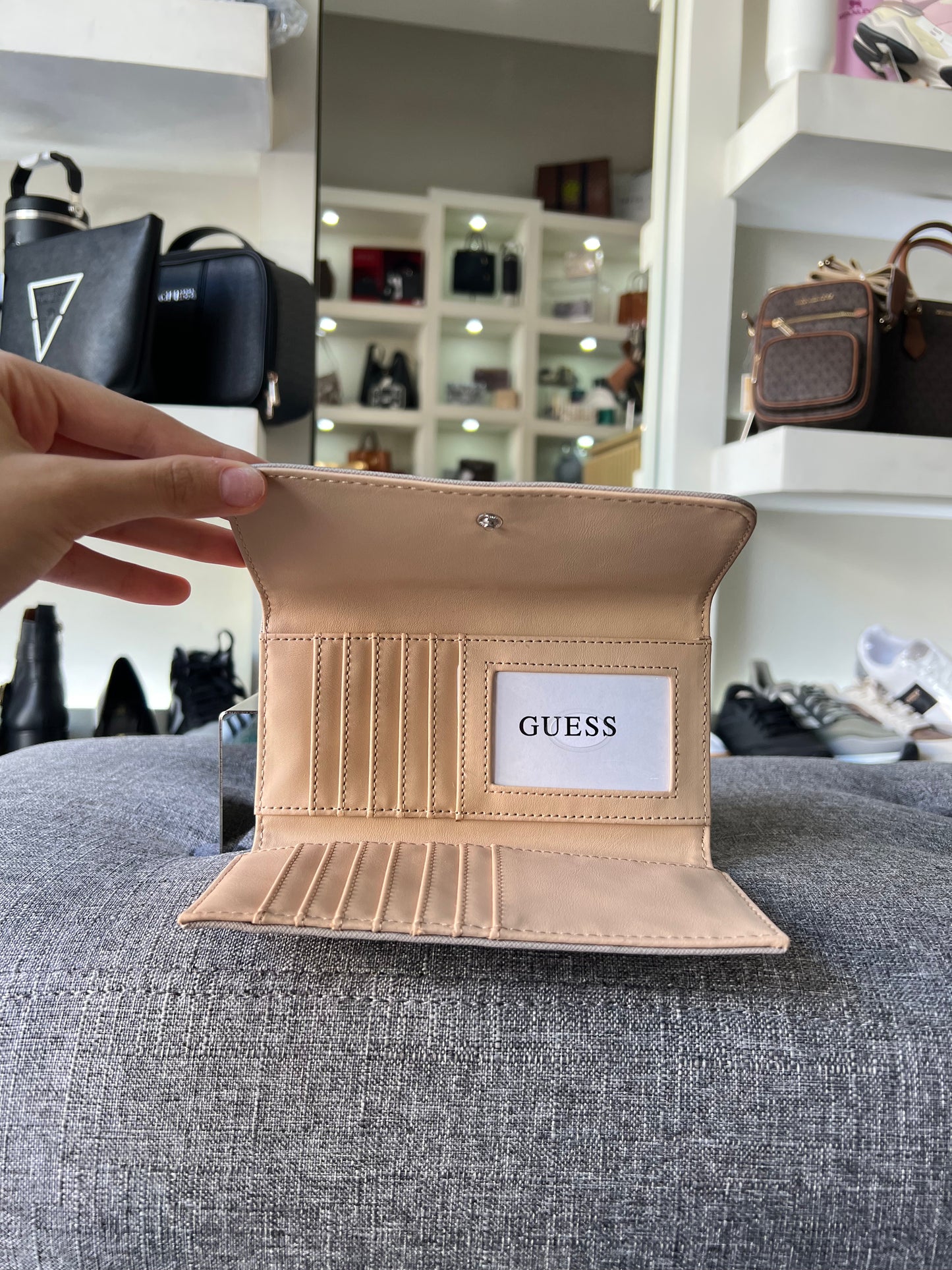 Cartera Guess taupe