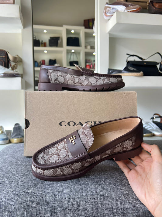 Loafers Coach café estampada