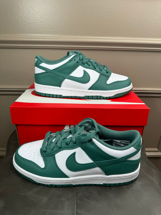 Ten Nike dunk low verde