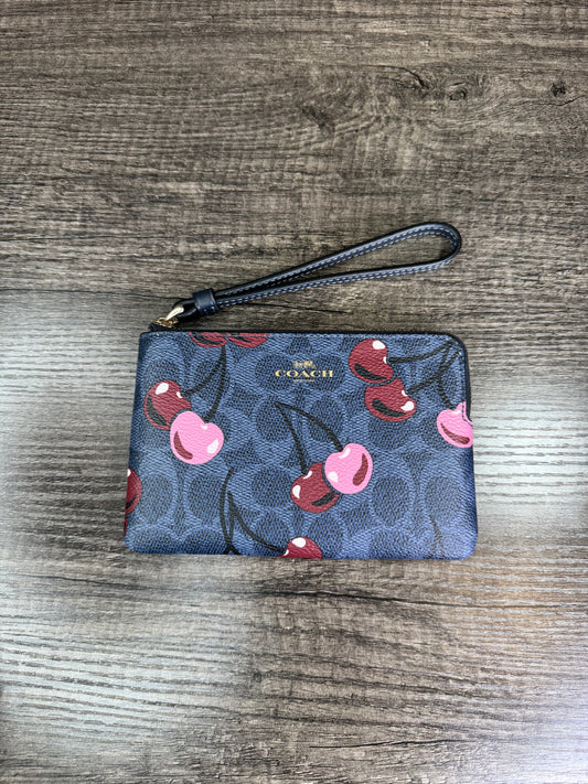 Muñequera Coach azul cerezas