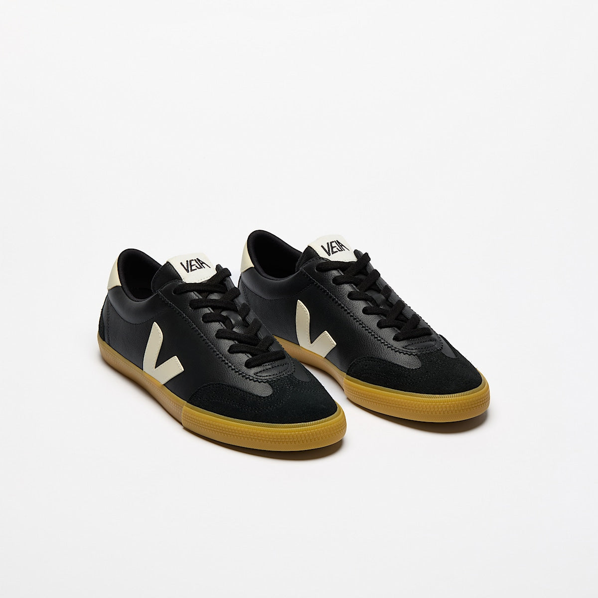 VEJA VOLLEY LEATHER BLACK PIERRE