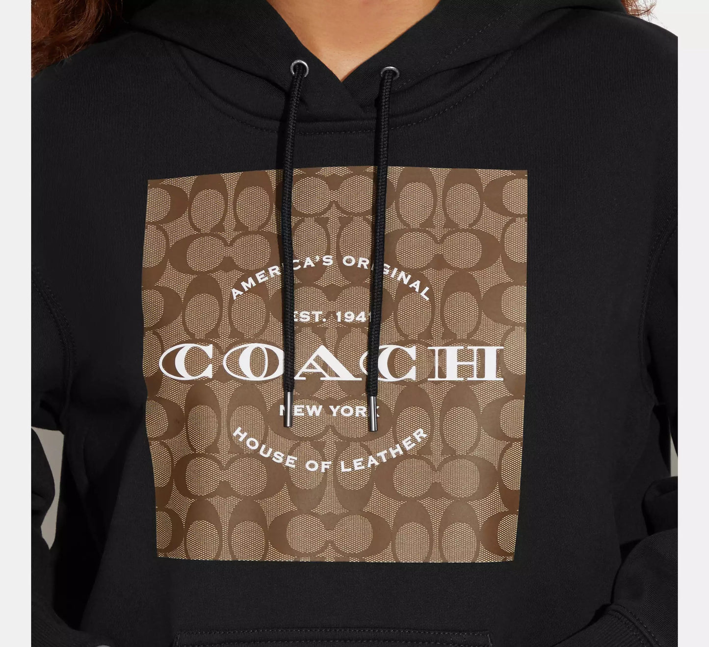 Hoodie Coach negra estampado camel en pecho