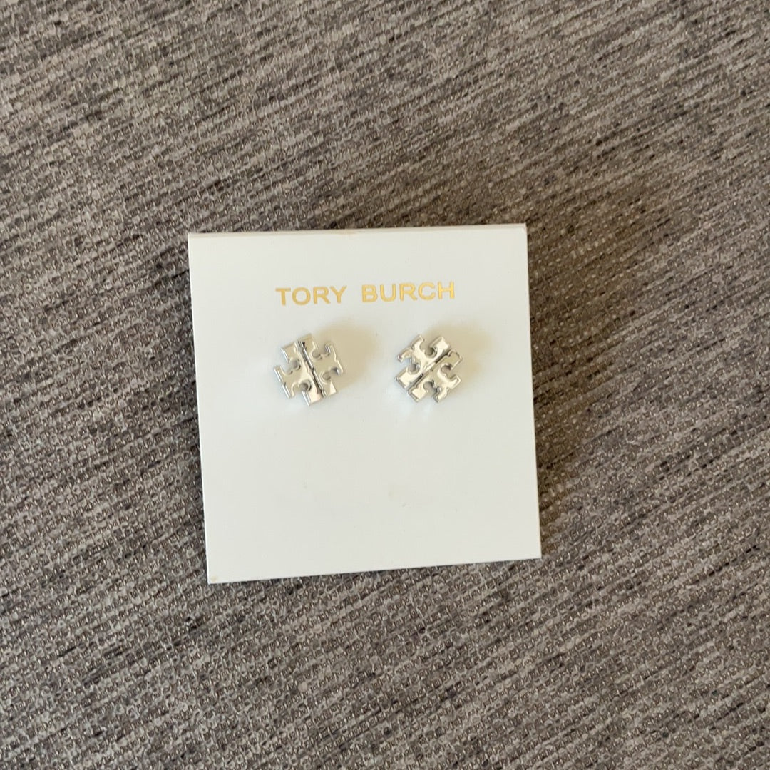 Arete Tory Burch plateado letra T.